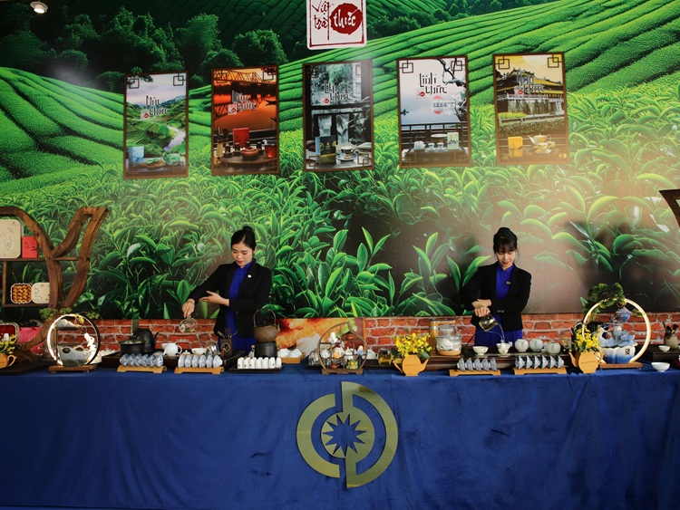 Khi chén trà trở thành một dạng thức của thương hiệu Việt